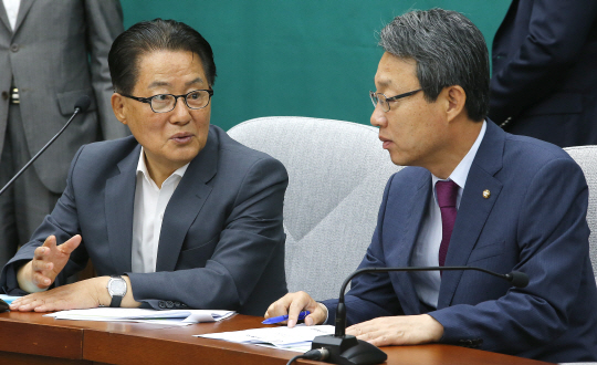 국민의당 박지원 원내대표와 김성식 정책위의장이 지난 7일 국회에서 열린 의원총회에서 대화하고 있다. /연합뉴스