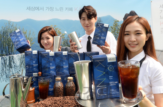9일 오전 서울 세종문화회관 뒤뜰에서 동서식품이 7월 말까지 판매하는 여름 한정 제품인 '카누 아이스 블렌드 아메리카노'를 선보이고 있다. 
    이날 동서식품은 