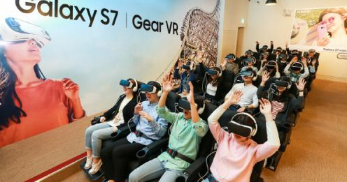 에버랜드 관람객들이 삼성전자가 ‘기어VR’ 을 더욱 실감나게 체험할 수 있도록 마련한 체험관에서 VR을 즐기고 있다. /사진출처=삼성전자