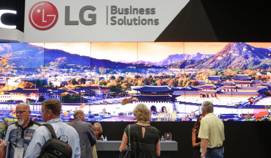 LG전자가 8일(현지시간)부터 사흘간 미국 라스베이거스에서 열리는 세계 최대 디스플레이 전시회 ‘인포콤 2016’에 참가했다. /사진제공=LG전자