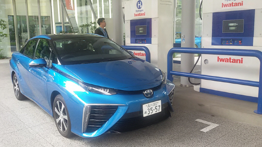 이와타니 이바고엔점에서 수소연료를 충전하기 위해 주차 중인 도요타 ‘미라이’. 일본 정부는 수소 사회를 앞당기기 위해 오는 2030년까지 수소충전소를 900개로 확대할 계획이다.