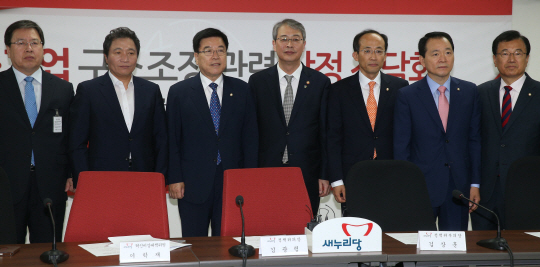 9일 오전 국회에서 열린 산업·기업 구조조정 관련 당정 간담회에서 김광림(왼쪽 세번째) 새누리당 정책위의장과 임종룡(〃 네번째) 금융위원장 등 참석자들이 기념촬영을 하고 있다. /연합뉴스