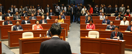 9일 오전 국회에서 열린 새누리당 의원총회에서 소속 의원들이 정진석 원내대표의 원 구성 협상과 관련한 보고를 듣고 있다. 이날 의원총회에서는 20대 국회 새누리당 몫 국회부의장 후보를 선출했다. /연합뉴스