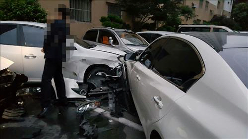 술에 취한 40대 남성이 대리운전자를 보내고 집앞에서 운전대를 잡았다가 멀쩡한 차량 7대를 파손시켰다./연합뉴스