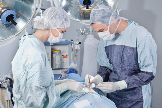 서울대병원 교수팀이 국내 최초로 복강경과 로봇 수술 장점을 묶은 ‘하이브리드 수술법’을 도입했다고 10일 전했다. 이로 인해 시술이 복잡하고 어려운 췌장·담도 질환 치료도 종전의 방식보다 안전하고 쉬워질 것으로 전망된다. /출처=이미지투데이