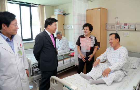권선택(사진 왼쪽에서 두번째) 대전시장이 대전보훈병원을 방문해 입원환자를 위문격려하고 있다. 사진제공=대전시