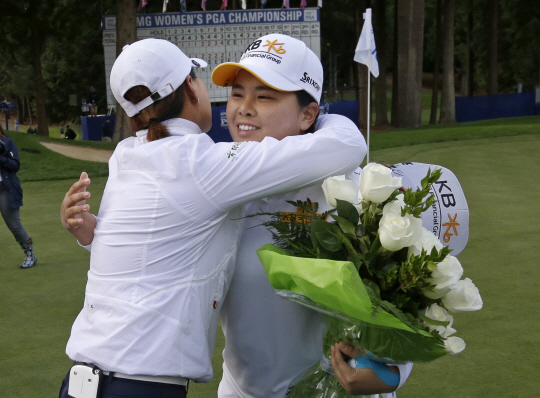 박세리(왼쪽)가 10일(한국시간) KPMG 위민스 PGA챔피언십 1라운드를 마쳐 LPGA 명예의 전당 입성을 확정한 박인비와 포옹하며 축하해주고 있다. /사마미시=AP연합뉴스
