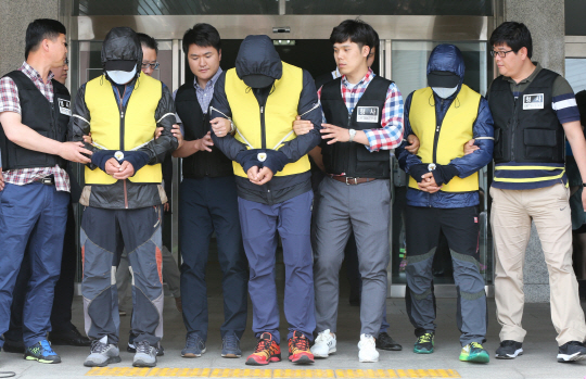 교사를 성폭행한 섬마을 주민 3명이 검찰에 송치되고 있다./연합뉴스