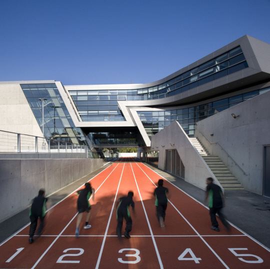 자하 하디드가 설계한 영국 브릭스턴의 ‘에벌린 그레이스 아카데미’는 100m 육상트랙이 건물의 아랫부분을 통과하도록 설계돼 좁은 대지가 효율적으로 활용되고 있다. /사진제공=자하하디드 건축사무소