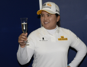Jun 9, 2016; Sammamish, WA, USA; Inbee Park celebrates with a glass of champagne as she is honored for becoming eligible for the LPGA Hall of Fame after the first round of the KPMG Women‘s PGA Championship at Sahalee Country Club - South/North Course. Mandatory Credit: Kelvin Kuo-USA TODAY Sports      <저작권자(c) 연합뉴스, 무단 전재-재배포 금지>