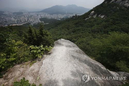 피해자가 발견된 사패산 부근 바위 /연합뉴스