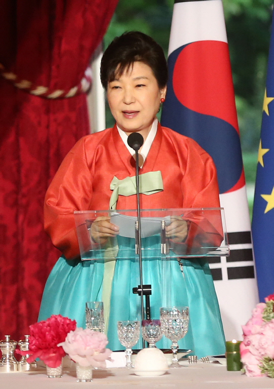 지난 3일(현지시간) 박근혜 대통령이 파리 엘리제궁에서 열린 국빈만찬에서 인사말을 하고 있다. /파리=연합뉴스