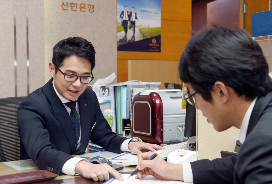 한 고객이 시중은행 PB센터에서 자산 포트폴리오 재구성을 위한 상담을 받고 있다. 한국은행의 기준금리 인하에 따른 여파로 은행 예·적금이 아닌 펀드와 같은 투자상품에 관심을 가지는 이들이 급증하고 있다.  /서울경제DB