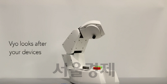 SK텔레콤과 세계적인 로봇 석학 가이 호프만 코넬대학교 교수가 비밀리에 개발한 인공지능 스마트홈 로봇 ‘브이요(Vyo)’가 집안 내 스마트홈 기기를 형상화한 조형물 ‘파이콘’을 인식하고 있다./사진=유튜브캡쳐