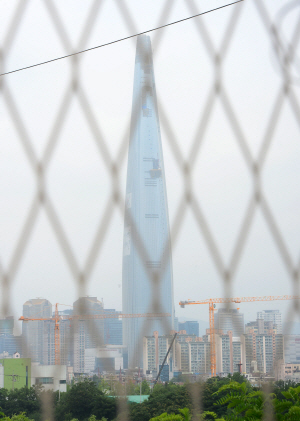 검찰이 롯데그룹 압수수색 물품 분석과 실무자 조사를 벌인 12일 서울 강남구에서 바라본 롯데월드타워에 긴장감이 흐르는 듯하다. 법조계와 재계에서는 검찰이 롯데그룹 오너 일가의 지배구조 문제까지 파헤칠 것이라는 관측이 나오고 있다.     /권욱기자