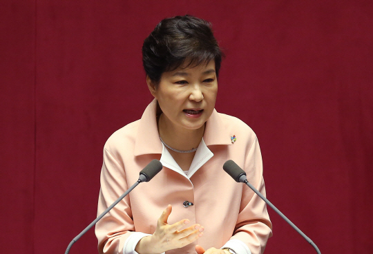 박근혜 대통령이 13일 국회 본회의장에서 열린 ‘제20대 국회 개원식’에서 연설을 하고 있다. /이호재기자