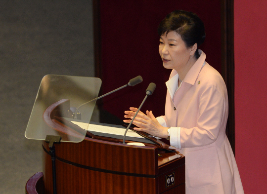 박근혜 대통령이 13일 국회에서 열린 20대 국회 개원식에서 연설을 하고 있다. /연합뉴스