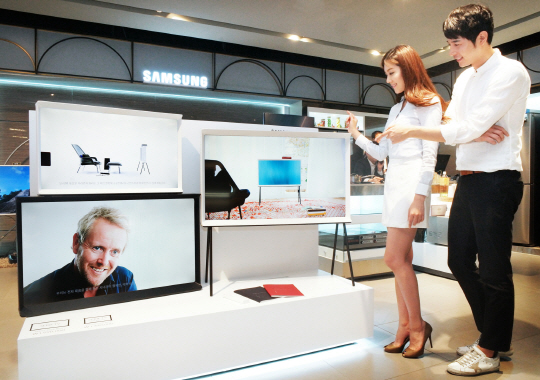 삼성전자 모델들이 13일 신세계백화점 강남점 삼성전자 매장에서 ‘세리프 TV’를 소개하고 있다. /사진제공=삼성전자