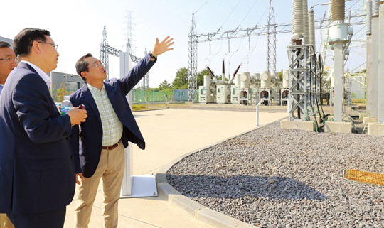 지난 5월 구자열 LS그룹 회장(왼쪽 두 번째)이 LS산전의 제주 초고압 직류송전(HVDC)스마트센터를 방문해 시설을 살펴보고 있다.