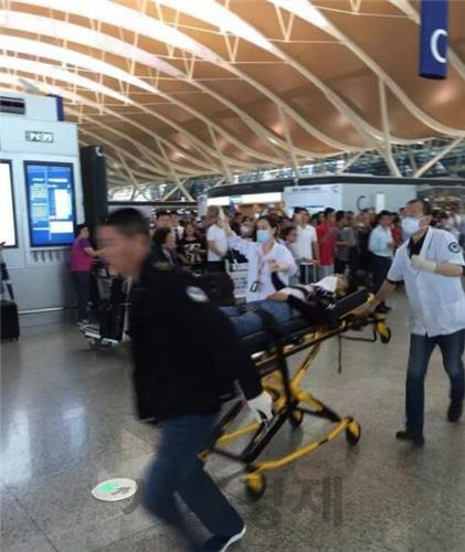 12일 오후 중국 푸둥공항에서 사제 폭발물에 의한 것으로 추정되는 폭발 사건이 발생해 관광객 3명이 병원으로 옮겨졌다. /출처=텅쉰망