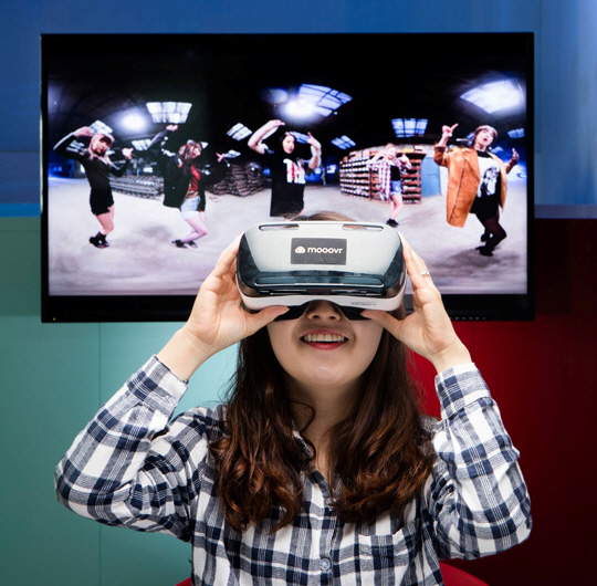 가상현실 콘텐츠 제작 기업 무버(Mooovr)의 직원이 VR기기를 착용하고 360도 동영상을 즐기고 있다.