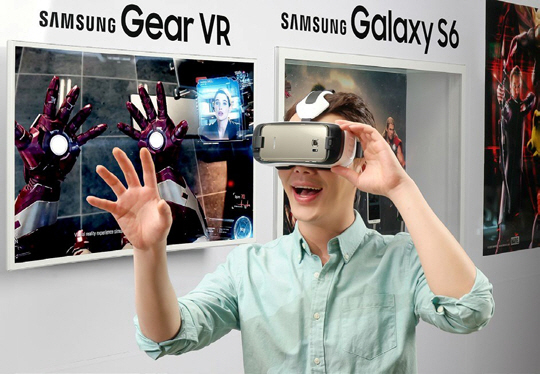 삼성전자 갤럭시S6와 결합해 가상현실 콘텐츠를 즐길 수 있는 헤드셋 기기 ‘삼성 기어 VR’.