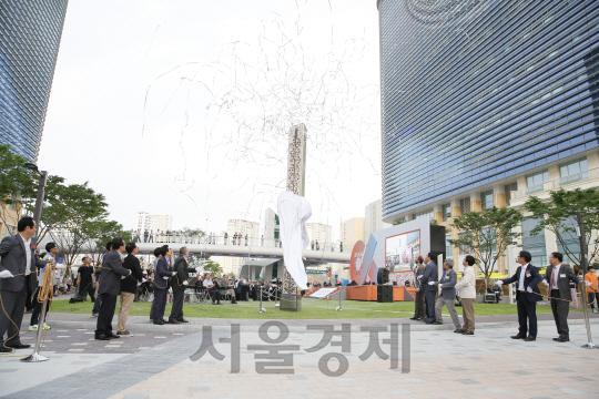 지난 3일 판교 알파돔시티 광장에서 참석자들이 모자이크 타워 제막식을 열고 있다. /사진제공=알파돔시티 자산관리