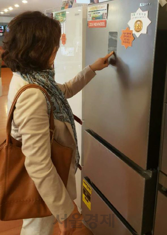 미국 교포 소비자가 한인 전자매장에 진열돼 있는 동부대우전자 김치냉장고를 구경하고 있다. /사진제공=동부대우전자