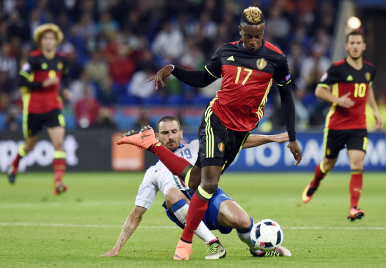 이탈리아의 레오나르도 보누치(19번)가 14일(한국시간) 유로2016 벨기에전에서 디보크 오리기의 공을 태클로 뺏고 있다. /리옹=AFP연합뉴스