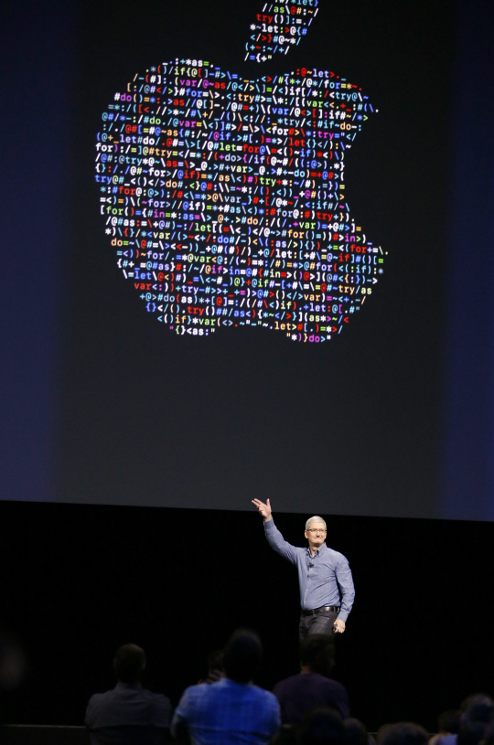 팀 쿡 애플 CEO가 미국 샌프란시스코 빌 그레이엄 시빅 센터에서 13일 개막한 WWDC 2016에 참석해 기조연설을 하고 있다./샌프란시스코=AP연합뉴스
