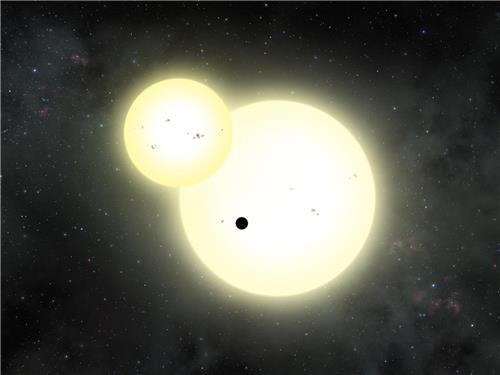 두 개의 별을 도는 ‘케플러-1647b’를 나타낸 사진. /출처Lynette Cook