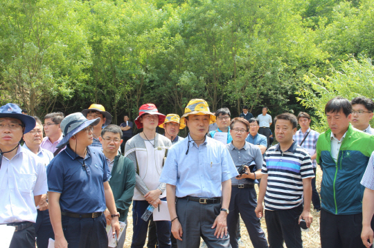 김용하(사진 앞줄 왼쪽에서 세번째) 산림청 차장이 충북 단양군 황정산자연휴양림에서 개최된 사방사업 현장토론회에 참석해 관계자들과 함께 토론을 하고 있다. 사진제공=산림청