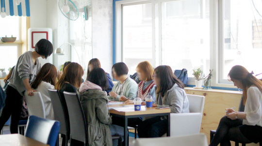 심리카페 ‘멘토’에서 고객들이 멘토링 전문가의 설명 아래 성격 검사를 받고 있다./사진제공=멘토