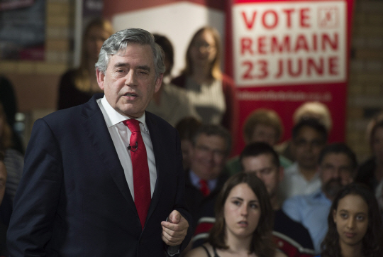epa05361988 Former British Prime Minister Gordon Brown (L) delivers a speech at a ‘Remain In’ event in Leicester, Britain, 13 June 2016. Britons will vote on whether to remain in or leave the EU in a referendum on 23 June 2016.  EPA/WILL OLIVER  EPA/WILL OLIVER      <저작권자(c) 연합뉴스, 무단 전재-재배포 금지>
