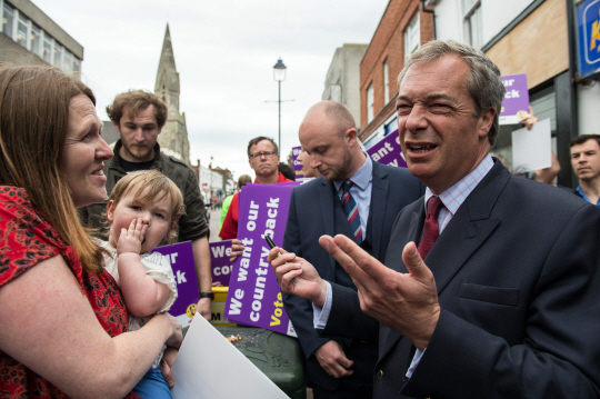 UK Independence Party leader Nigel Farage (R) campaigns for Brexit in Sittingbourne on June 13, 2016.     Britain‘s opposition Labour Party today scrambled to make the case for Europe to its members as world stock markets slipped amid concern over a British exit from the EU in a knife-edge referendum next week. / AFP PHOTO / CHRIS J RATCLIFFE      <저작권자(c) 연합뉴스, 무단 전재-재배포 금지>