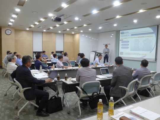 한국반도체산업협회는 반도체 퇴직인력을 대상으로 하는 ‘반도체 기술교육 전문강사 양성과정’을 실시한다. 사진은 한국반도체산업협회의 교육 현장 모습. /사진제공=한국반도체산업협회