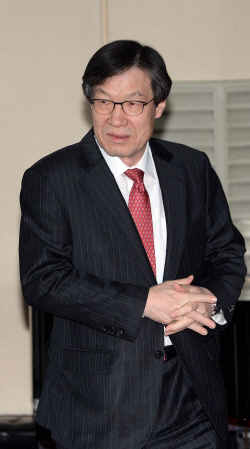 28일 여의도 한국거래소에서 열린 2016 포스코 IR 에 참석한 권오준 회장이 행사장으로 입장 하고 있다./이호재기자.