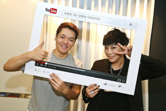 16일 서울 강남구 구글코리아에서 유명 크리에이터인 김승민(왼쪽) 씨와 박수혜 씨가 유튜브 채널 모형을 들고 밝게 웃고 있다. /사진제공=구글코리아