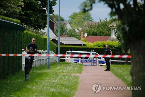 프랑스에서 극단주의 무장세력 IS에 충성 맹세를 한 20대 남성이 경찰관 부부를 흉기로 살해했다./연합뉴스