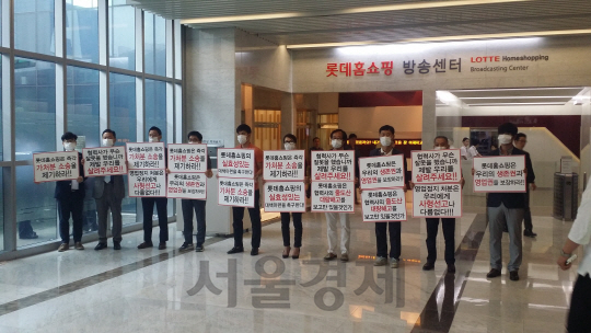 롯데홈쇼핑 협력사 비대위 관계자들은 15일 서울 영등포 롯데홈쇼핑 본사 로비에서 대책을 촉구하는 피켓 침묵 시위를 펼치고 있다. /윤경환기자