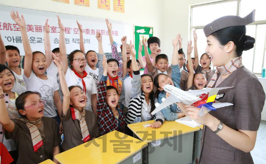 지난 14일 중국 장쑤성 옌청시 서양현 신탄소학교에서 진행된 아시아나항공의 사회공헌 활동 ‘아름다운 교실’ 자매결연 행사에서 직업 강연에 나선 아시아나 소속 승무원이 항공기의 구조에 대해 설명하고 있다. 아시아나항공은 지난 2012년 이후 중국 25개 지역 학교에 피아노와 도서 등 10억원 상당의 교육 기자재 등을 기부했다./사진제공=아시아나항공