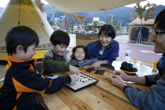 당항포관광지 오토캠핑장에서 한 가족이 즐거운 시간을 보내고 있다.