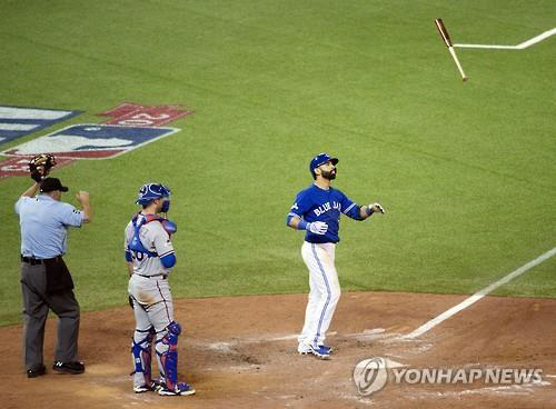 타자가 홈런을 친 후 배트를 던지는 ‘배트 플립’은 MLB에서 금기시되고 있다. 하지만 올 시즌 열리는 올스타전에서 이색 이벤트로 배트플립이 진행될 수도 있어 관심이 쏠리고 있다. /연합뉴스