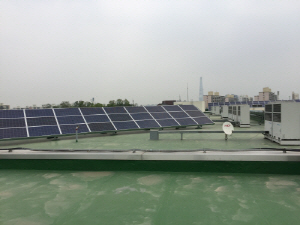 학교 옥상에 태양광 설비가 설치된 모습. /사진제공=산업부