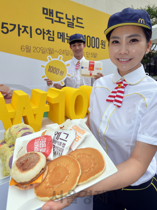 16일 오전 서울 종로구 맥도날드 관훈점에서 모델들이 맥머핀,토마토 에그랩등 제품을 소개하고 있다. 맥도날드는 20일부터 24일까지 5일 동안 5가지 아침 메뉴를 각 1,000원에 할인하는 '맥모닝위크' 를 진행한다./송은석기자songthomas@sedaily.com