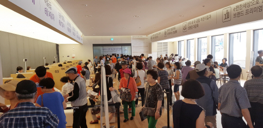15일 관람객들이 서울 동작구 상도동에 있는 대림산업의 ‘e편한세상 상도 노빌리티’ 모델하우스를 둘러보고 있다. / 사진제공=대림산업
