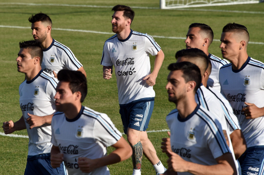리오넬 메시(왼쪽 네 번째)가 16일(한국시간) 아르헨티나 대표팀 동료들과 훈련하고 있다. /보스턴=AFP연합뉴스