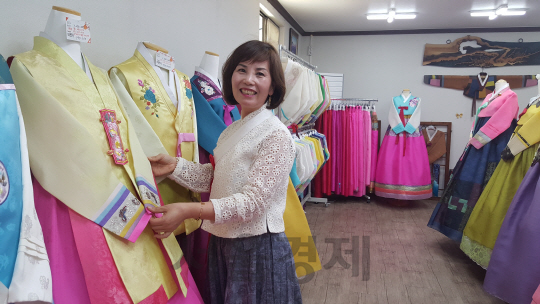 정가연 가연우리옷 대표가 16일 부산 범일동 전시장에서 직접 만든 한복을 선보이며 환하게 웃고 있다. /강광우기자