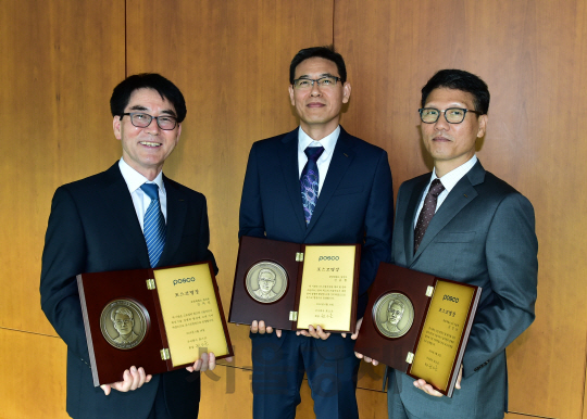 2016 포스코명장으로 선정된 고로설비분야 김차진(왼쪽부터)씨, 자동차강판분야 신승철씨, 전기설비분야 김성남씨 등 3명이 16일 서울 대치동 포스코센터에서 수상 직후 기념촬영을 하고 있다. /사진제공=포스코