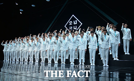 케이블채널 Mnet ‘소년24’ 제작발표회에서 오디션 참가자 49명이 포토타임을 갖고 있다.
